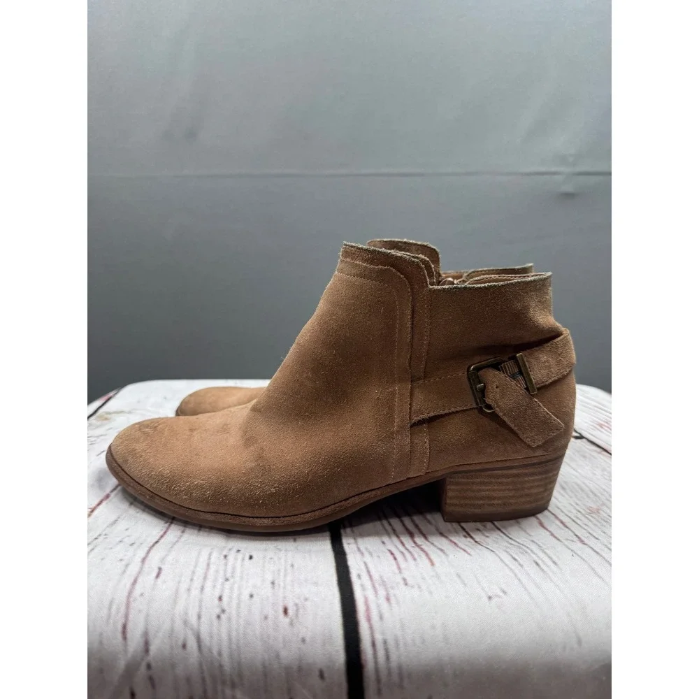 Gianni‎ Bini Tan Suede Ankle Boots Pointed Toe Buckle Detail Size 8.5M